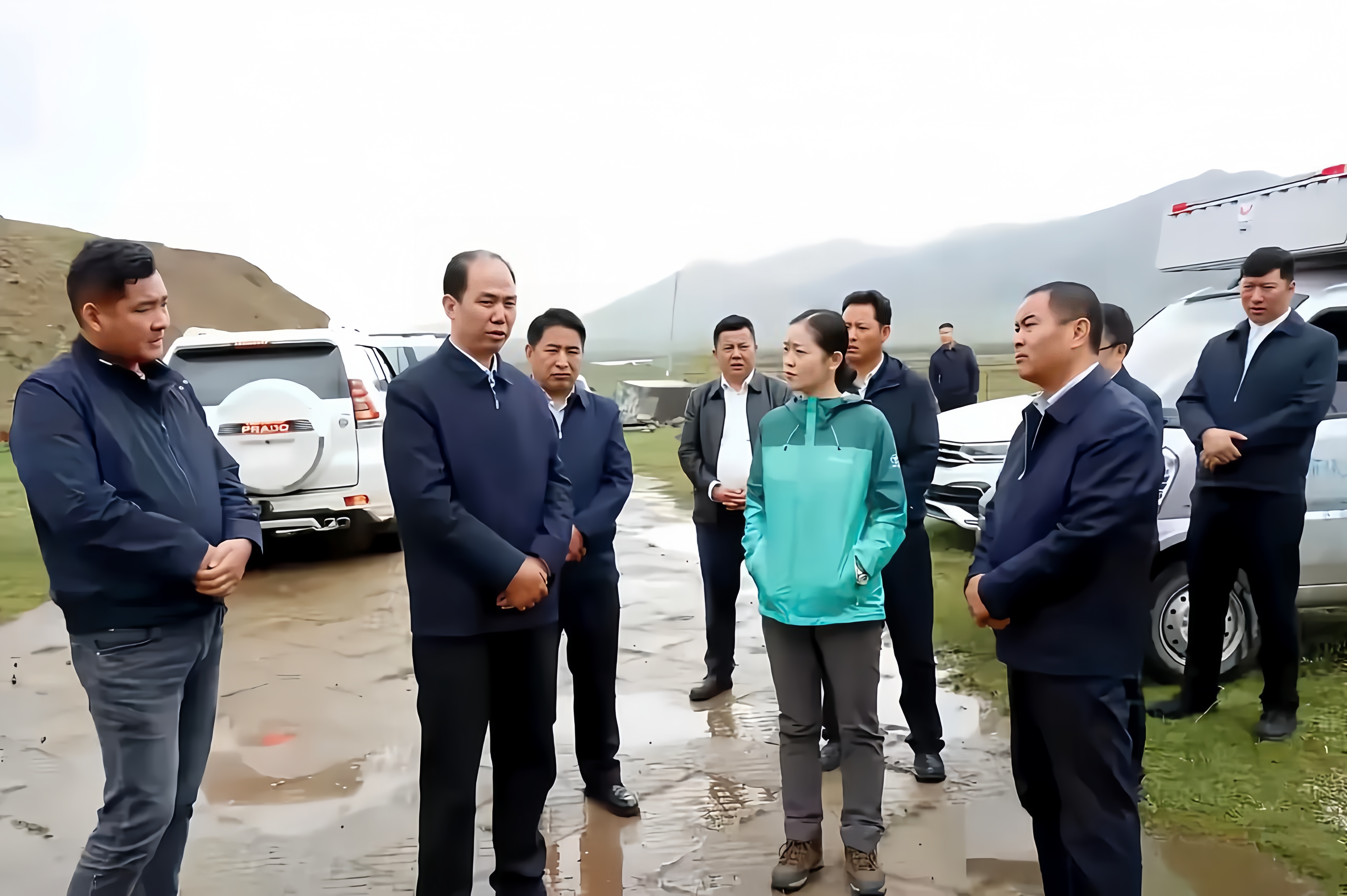 这是一张在网上看到的照片,画面中有10个人,九男一