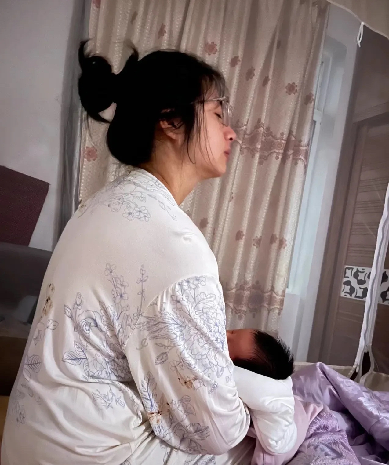 广东一位婆婆不伺候自己儿媳妇月月坐月子,出去旅游.