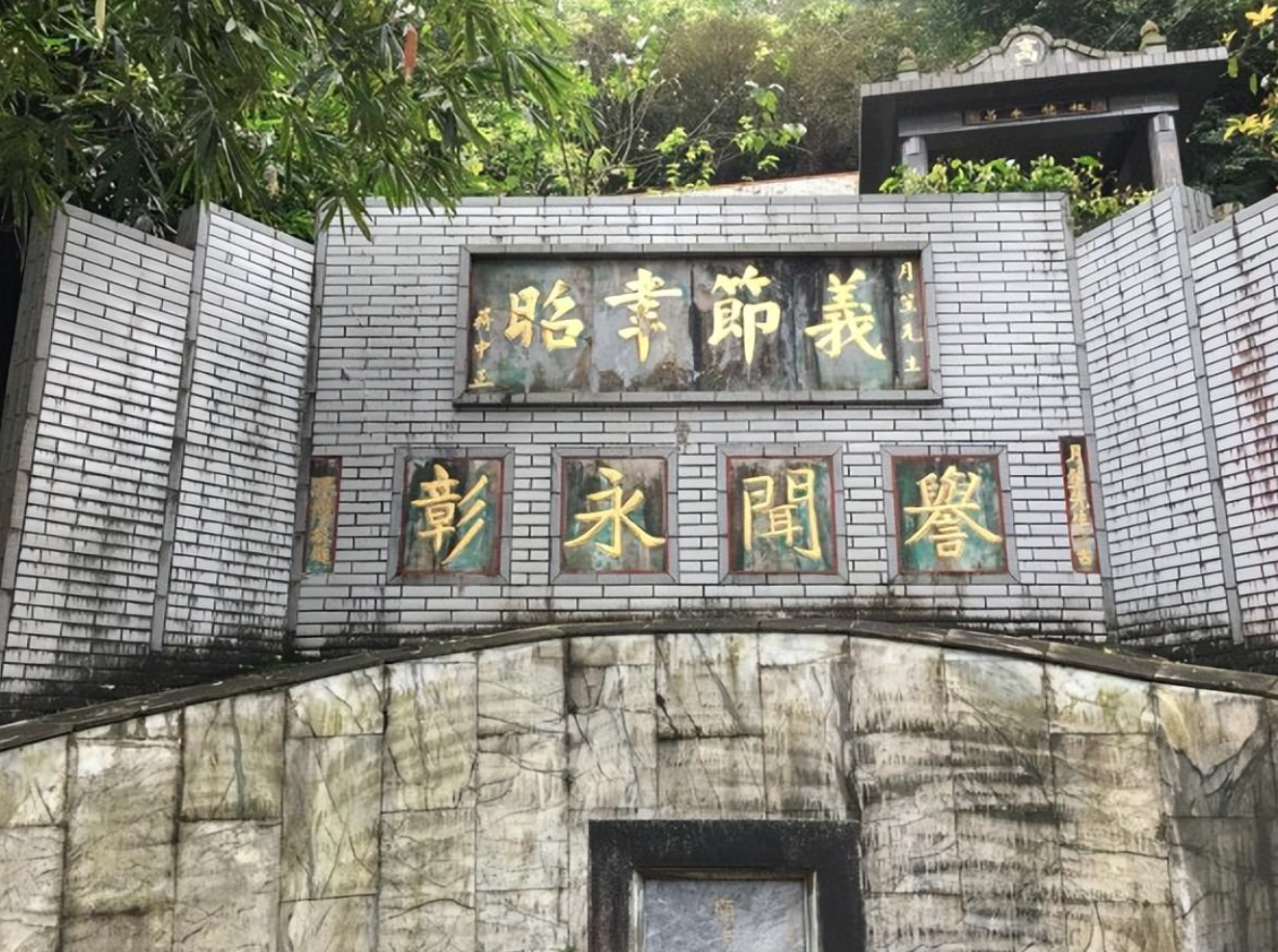 台湾杜月笙墓地:朝向上海,破败寒酸,墓碑上方八个大字难以服众