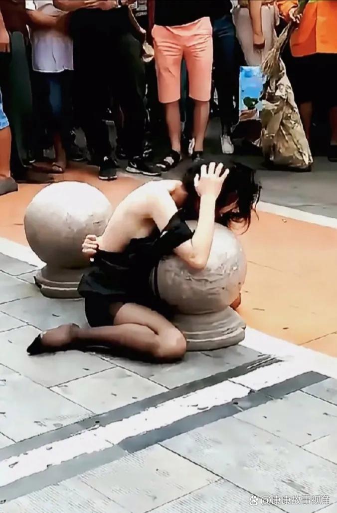 这姑娘究竟是犯了多大错,周围人也不拦住",这样一句