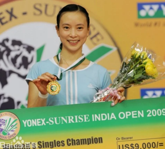 1999美国夺冠后,皮红艳开心地回到中国,但马上接到教练王俊杰冷冰冰的