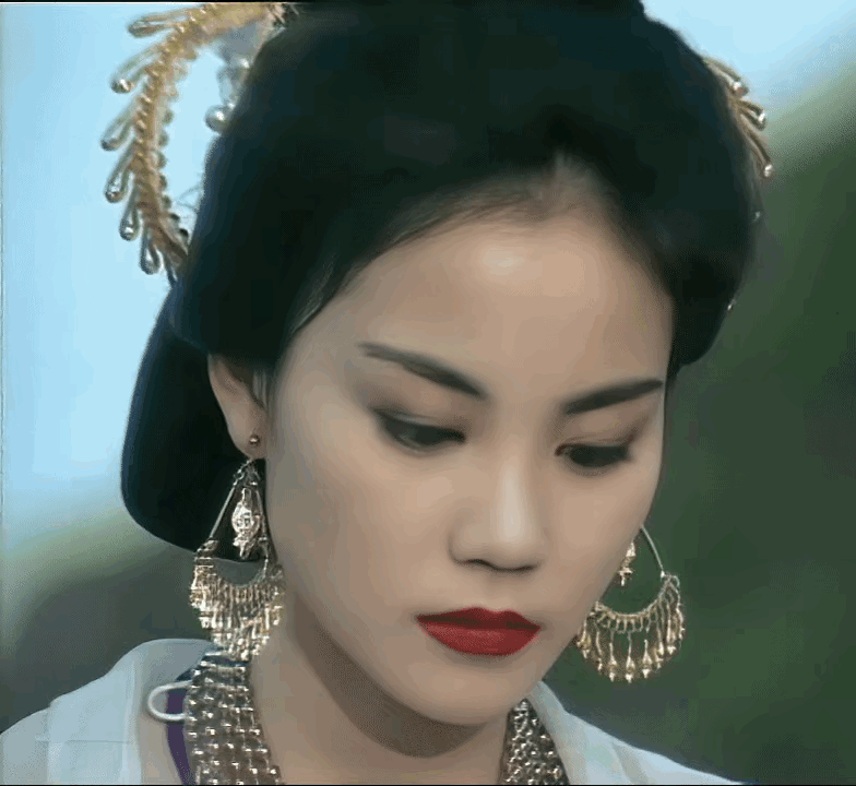 王菲有多美?93年她和朱茵合影,那年24岁,气质非凡,清冷脱俗