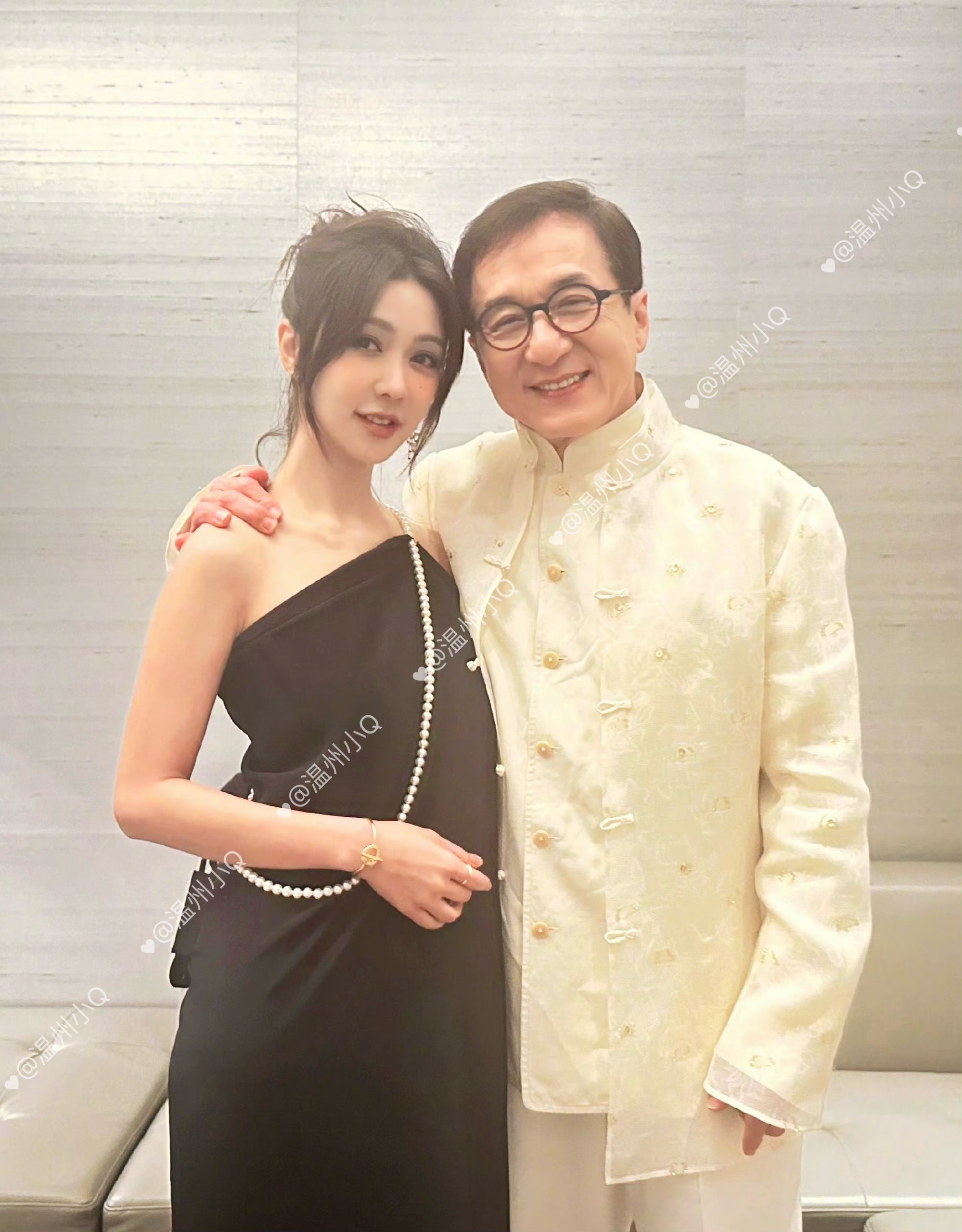 看到薛凯琪和成龙同框,有一种儿媳妇和公公的即视感