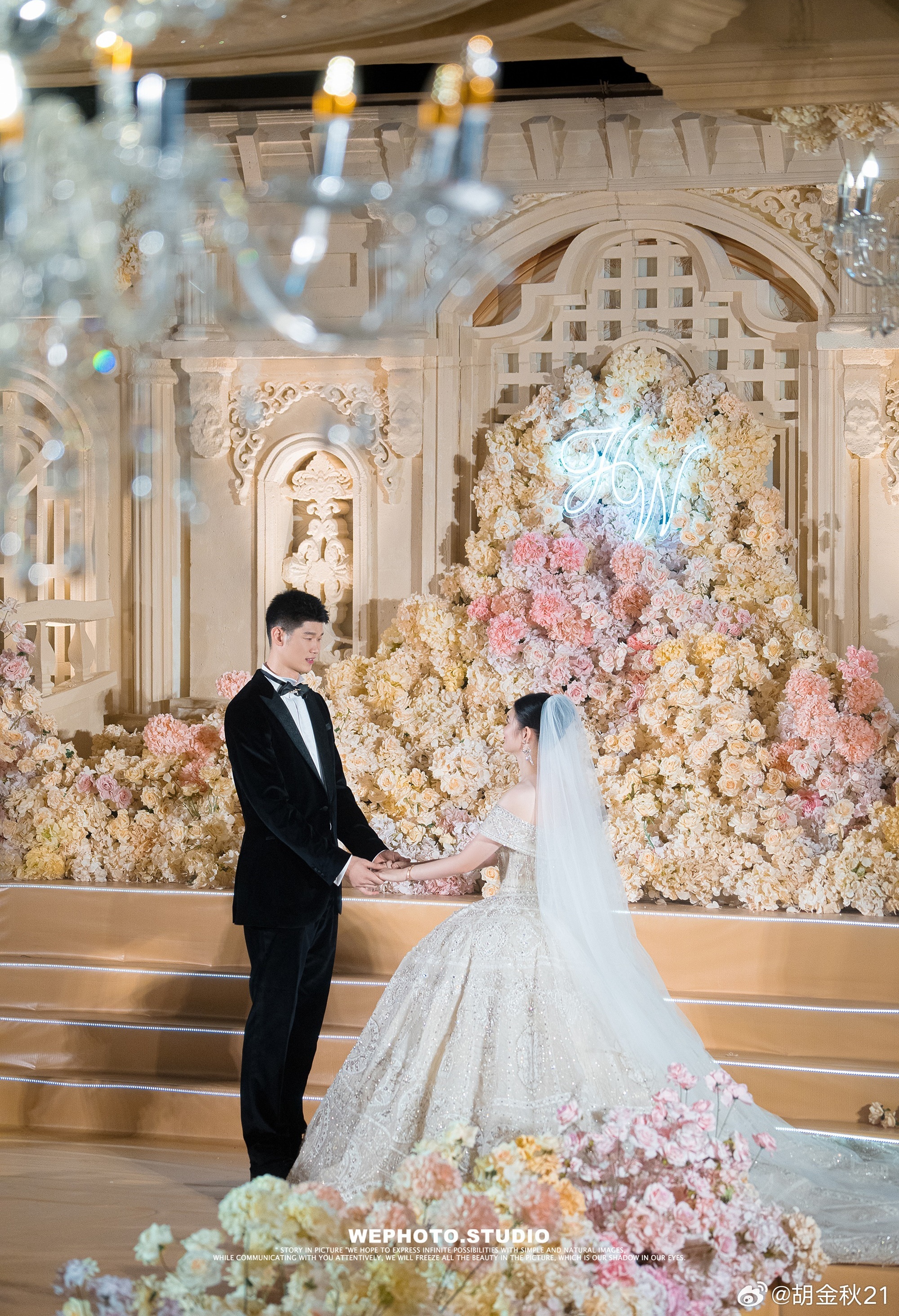 胡金秋晒婚礼照,并写道:十年,圆满