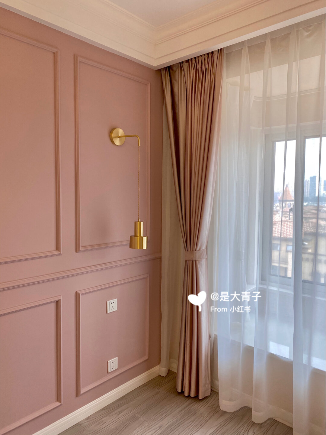 乳胶漆是立邦的珊瑚色,淡淡的粉色,不会太艳也不会太暗