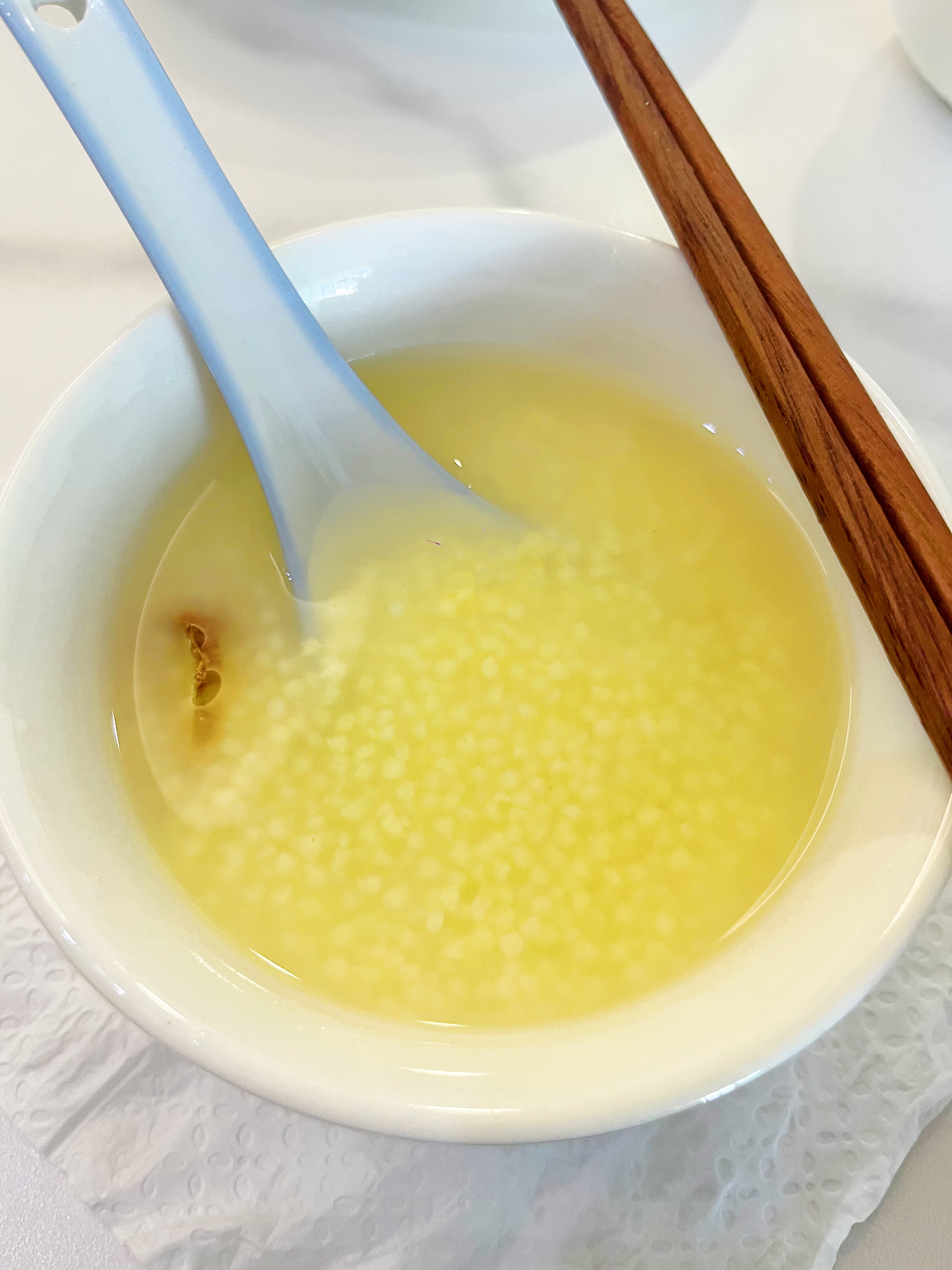 一大早给自己煮了一份小米粥喝,喝粥养胃舒服.加了点生姜片驱寒
