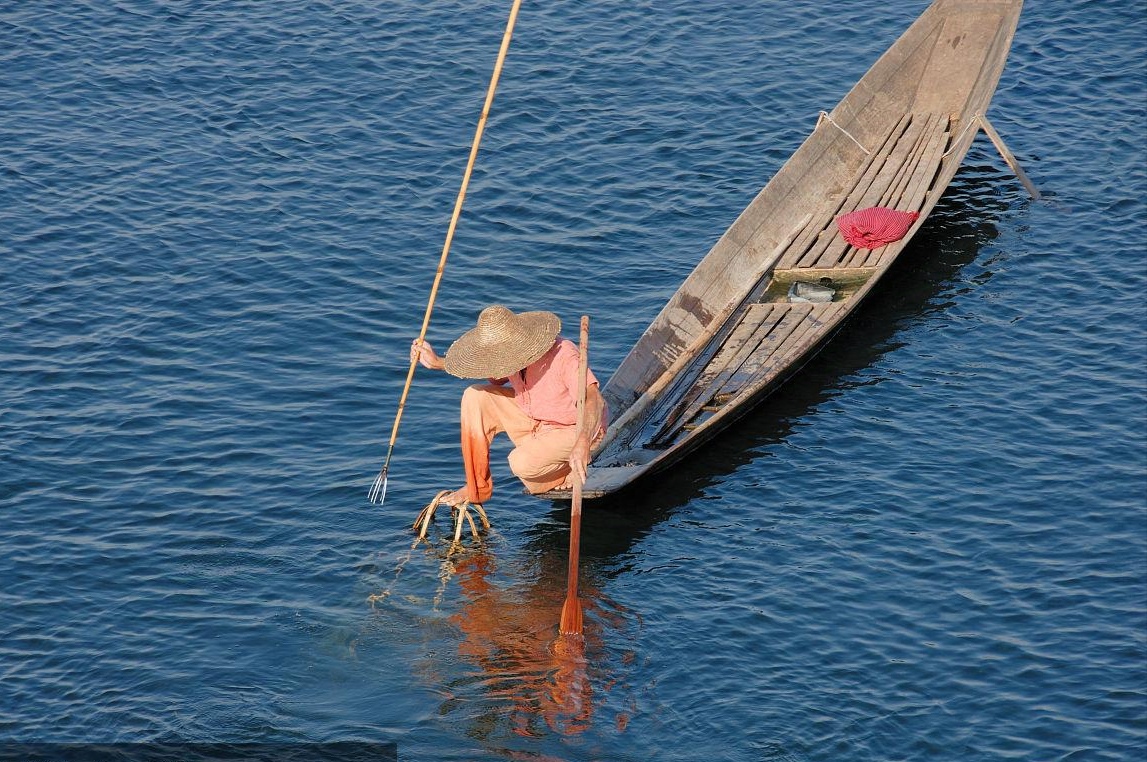 有渔民撑船经过,见水中冒泡以为是鱼,手持鱼叉掷了下去