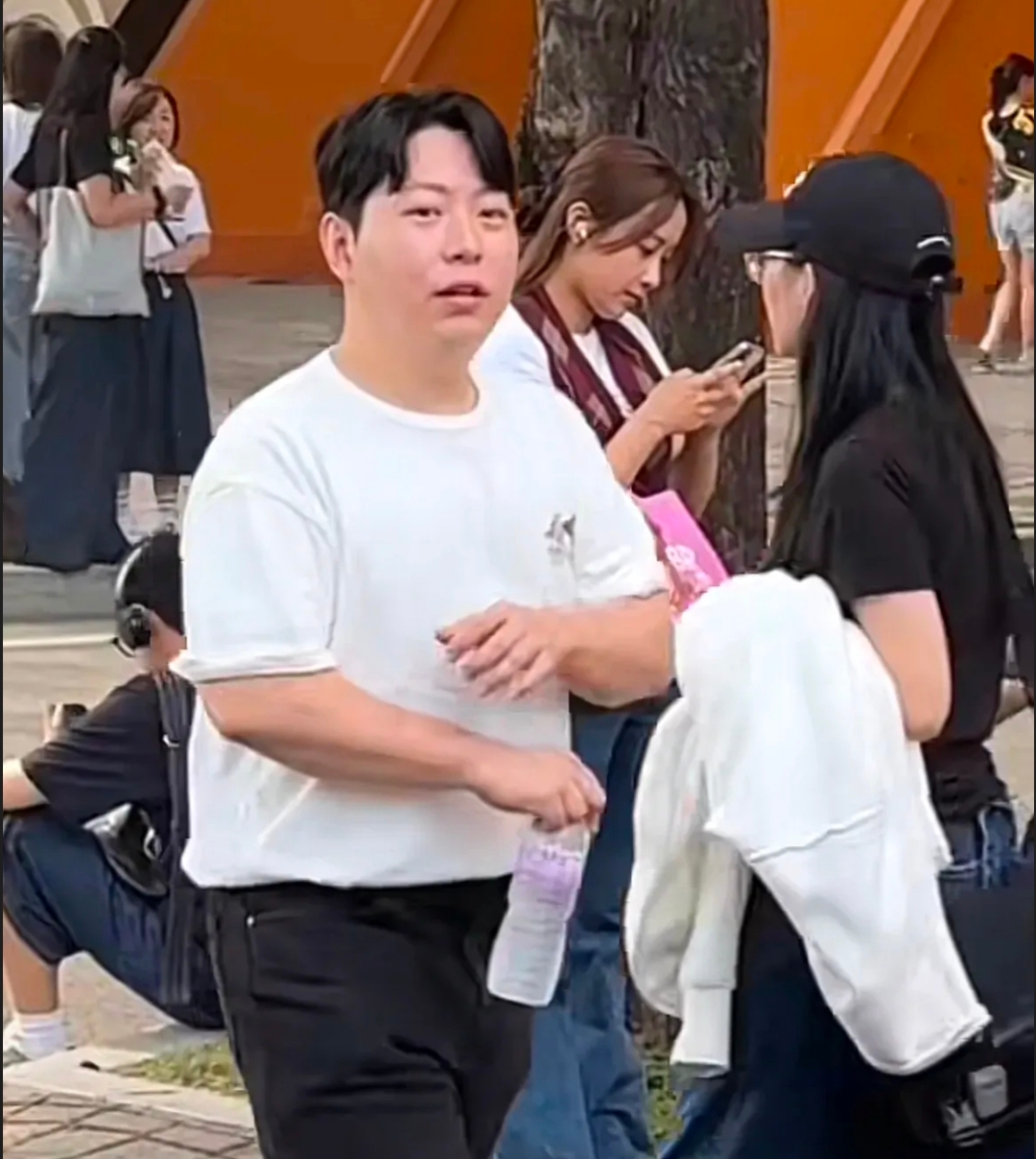 特别是中分的发型这是啥年代的审美啊