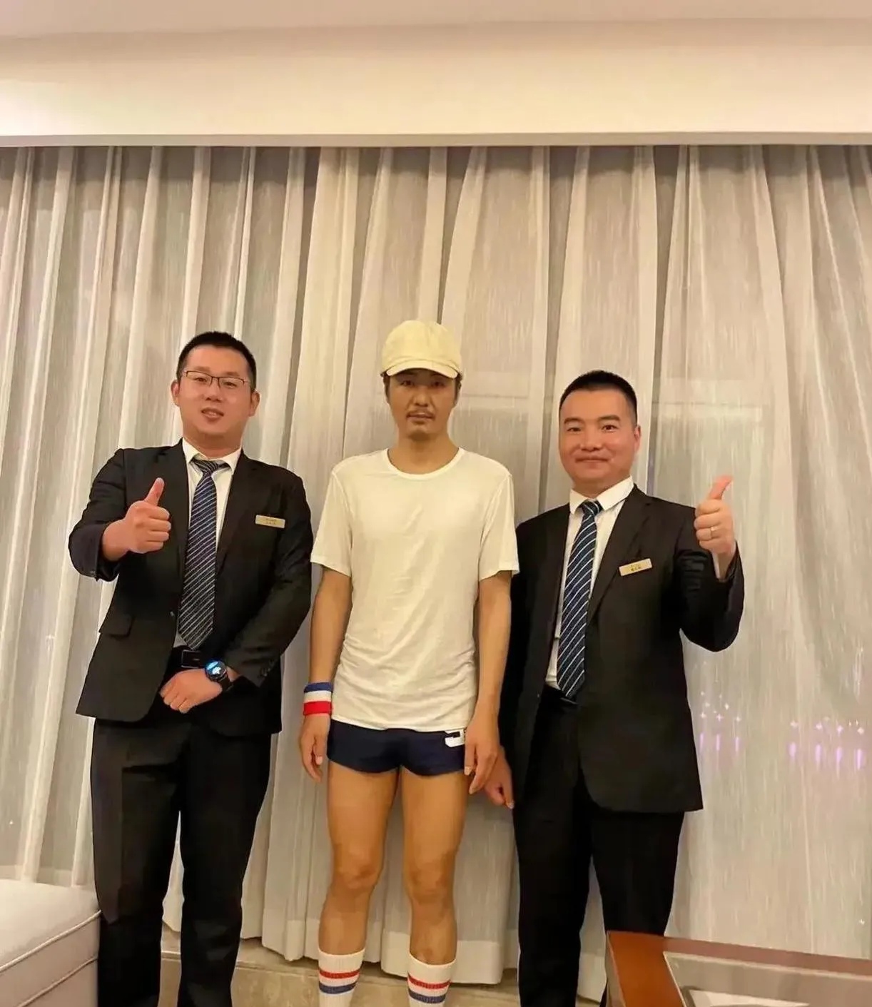 敢于这样打扮与人合影的恐怕也就朴树能做到了真不愧是我们的男神啊