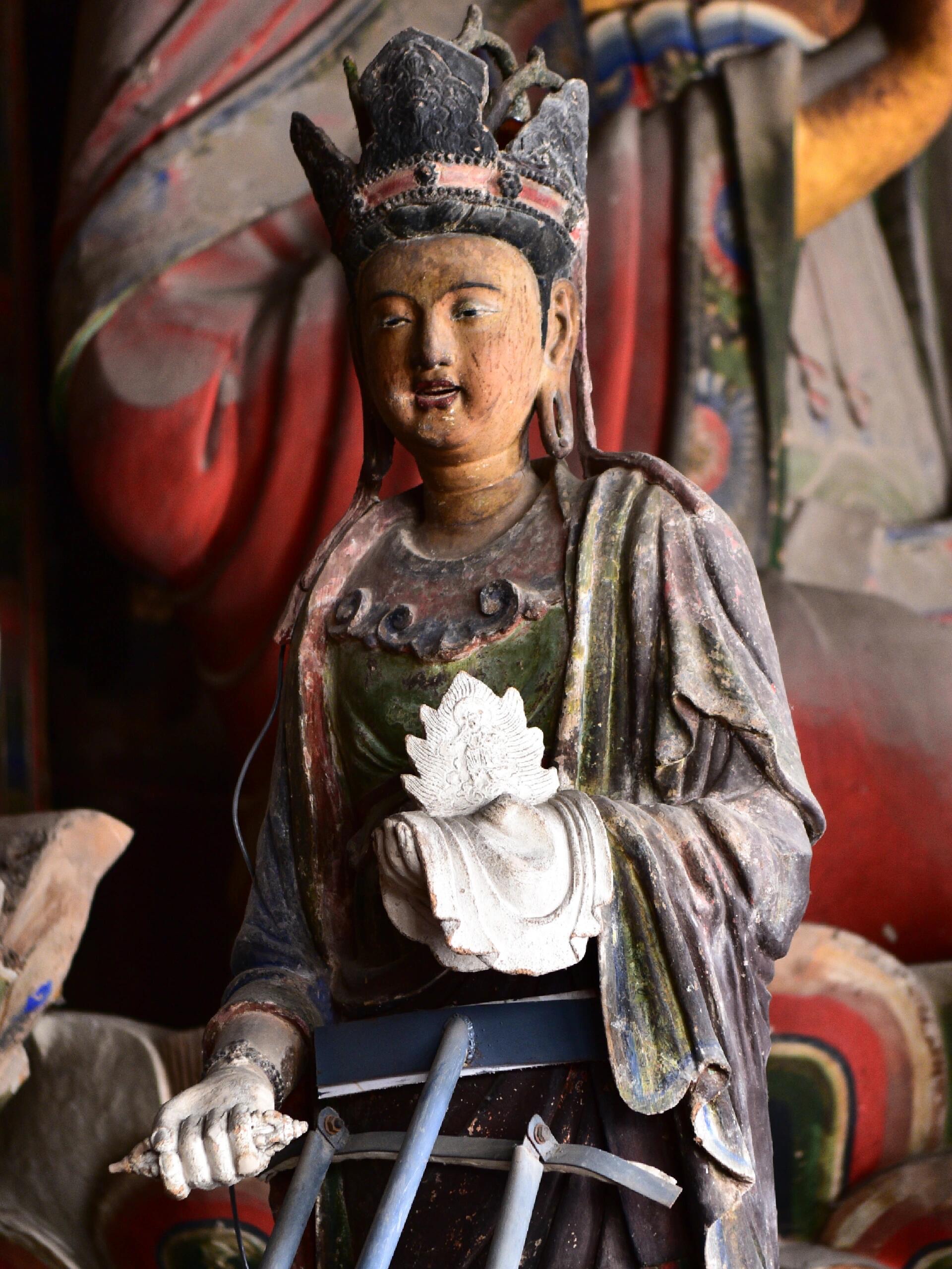 心有所持,温柔且坚定 ,奉国寺胁侍菩萨 奉国寺大殿内,在宏大的辽代