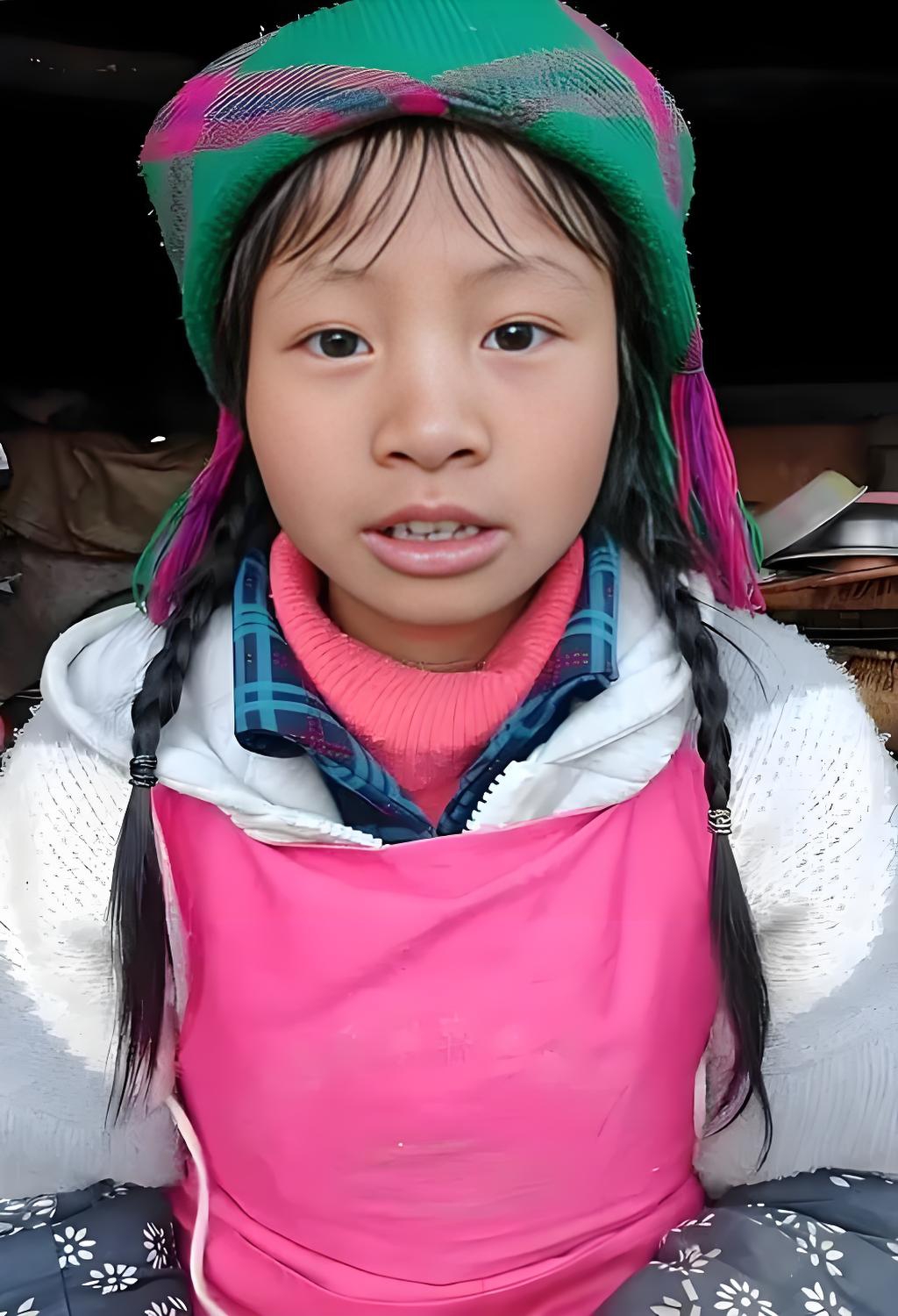 最近网红小英摊上大事了,先是被曝出她实际有四个孩子,其中两个女孩被