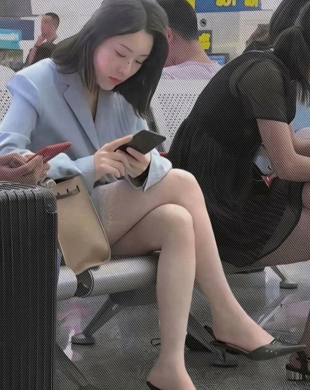 今天在高铁站候车冷不丁就邂逅了一位大长腿美女