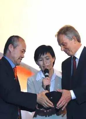 田朴珺好松弛!光脚与前英国首相布莱尔在希腊用餐,怀里抱女儿