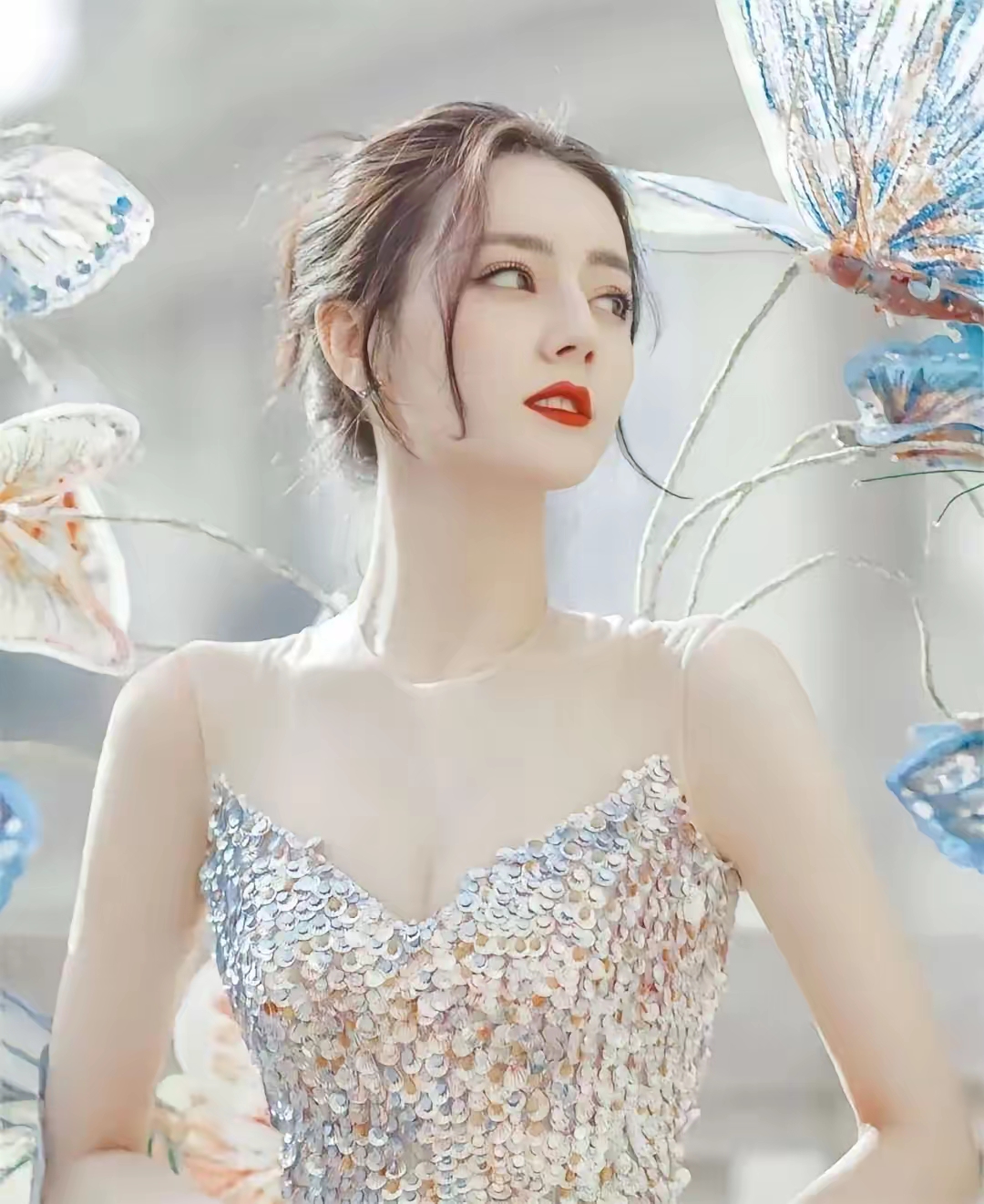 迪丽热巴的这一身造型,真的太美了,不知道的还以为是仙女下凡了呢  她