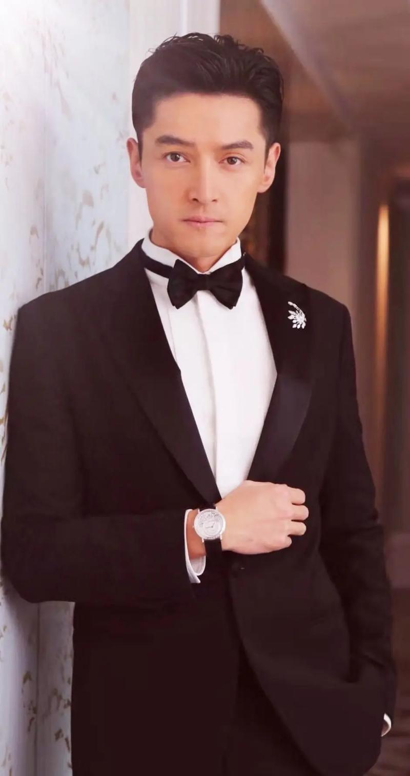 胡歌老婆公开出镜,黑色短发清纯气质,情侣装最萌身高差