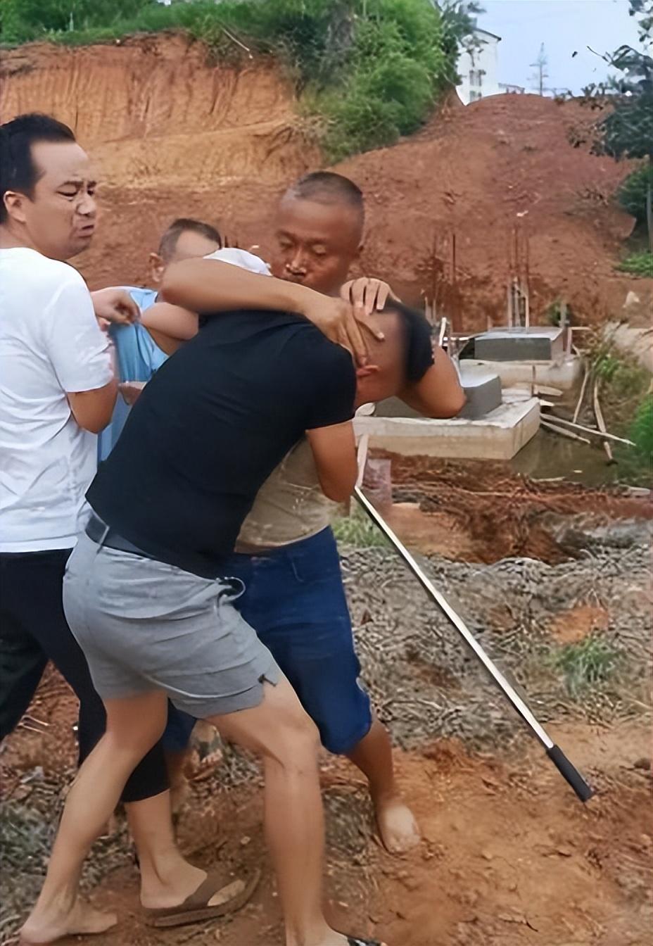 09年,女儿儿媳轮番被侮辱,儿子不敢反抗,66岁老人怒杀村霸