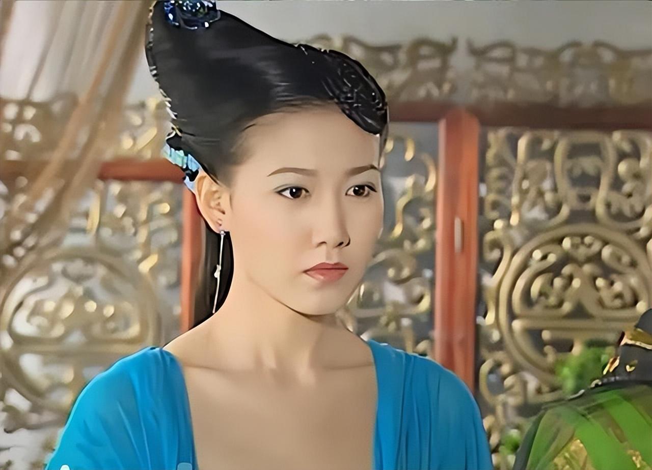 大三的时候,她就收到了演戏邀约.她出演了电视剧《阳光丽人》.