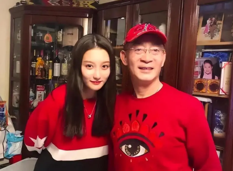 在这个过程中,他喜欢上了剧组的场记于虹