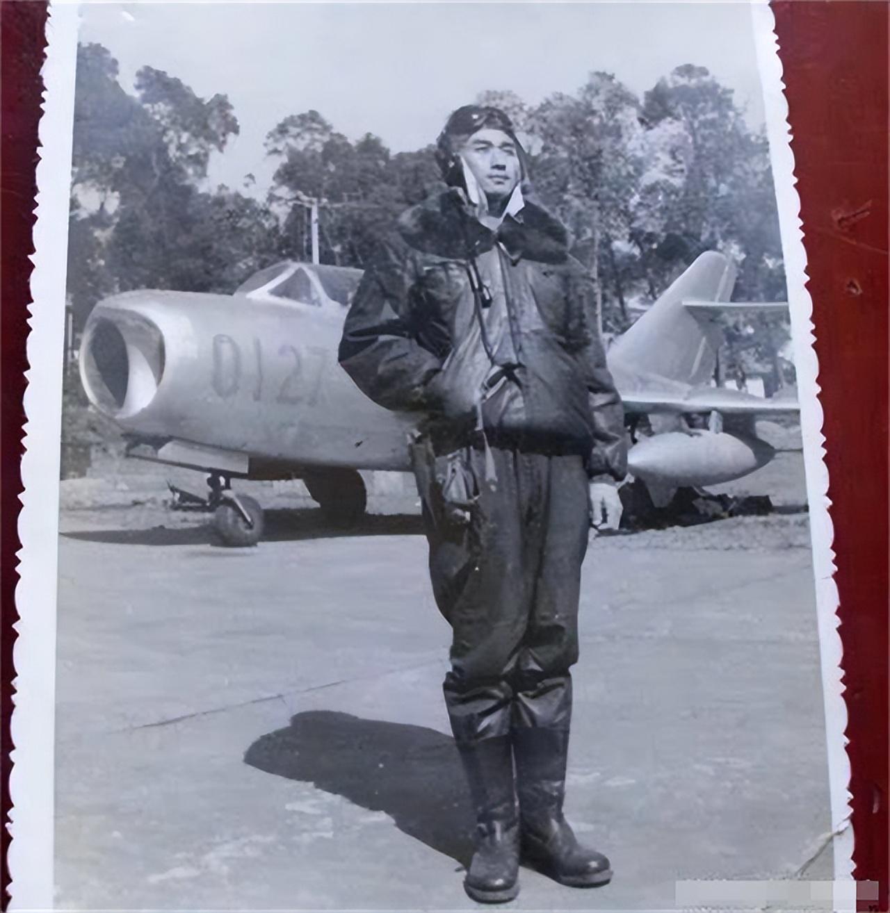 其中之一是领航舱的李才旺,负责引领航向;另一