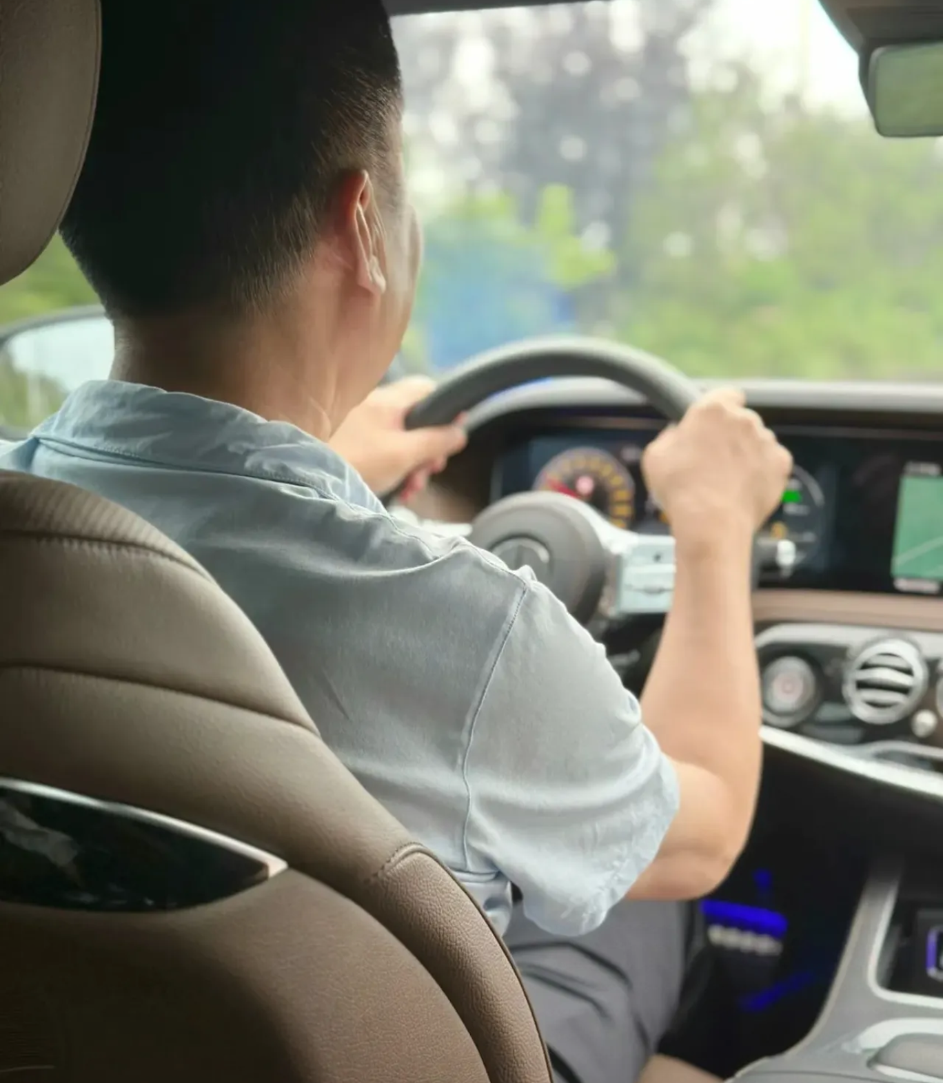 我爸给市长开车快有12年了, 一次我爸陪市长出差 路途中,市长突然问