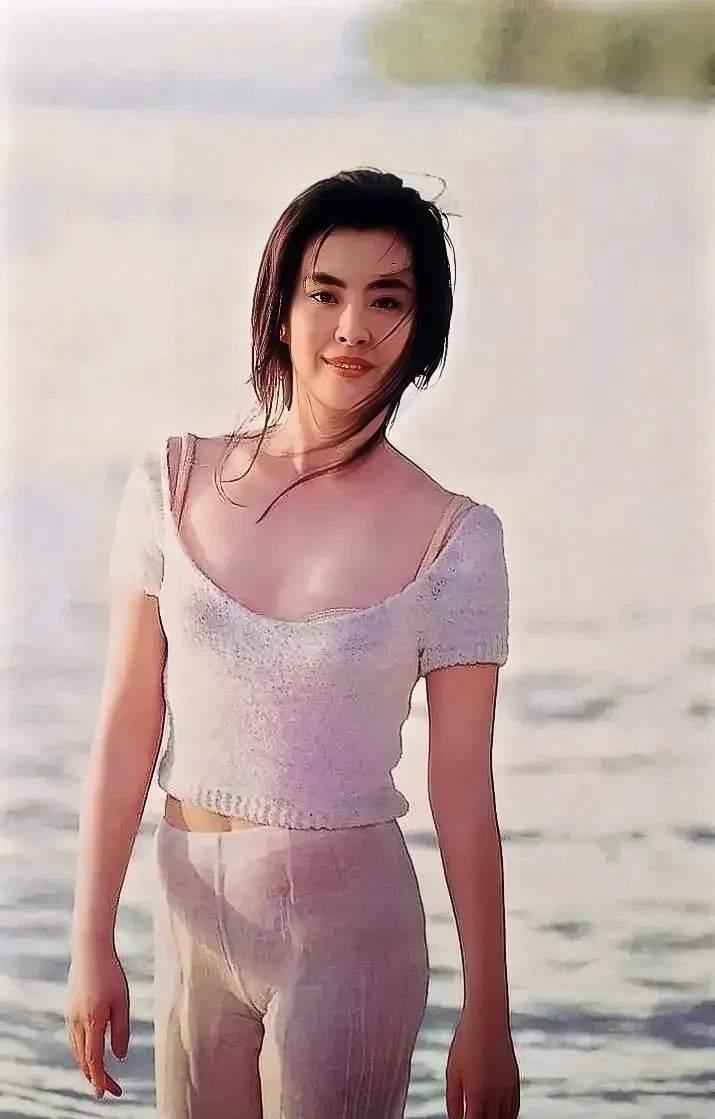 这张照片拍摄于1996年,29岁的王祖贤在海边的留影旧照,照片中的王祖贤