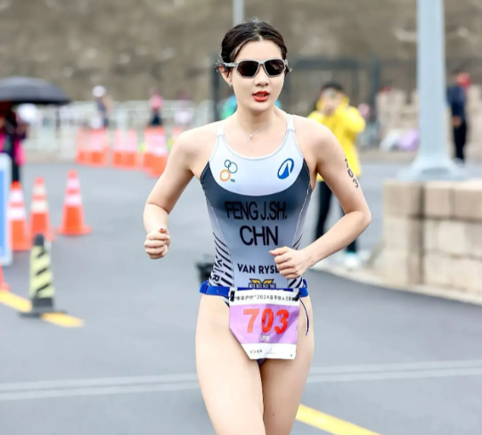 女子铁人三项比赛的冠军穿着性感,引发热议,对此你怎么看