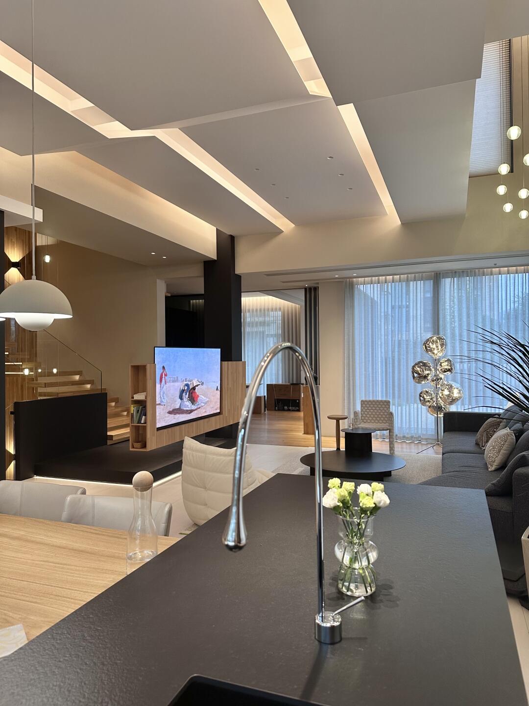 的婚后小家 无电梯,纯靠腿 现代极简,原木风,色调黑白灰为主 房子格局