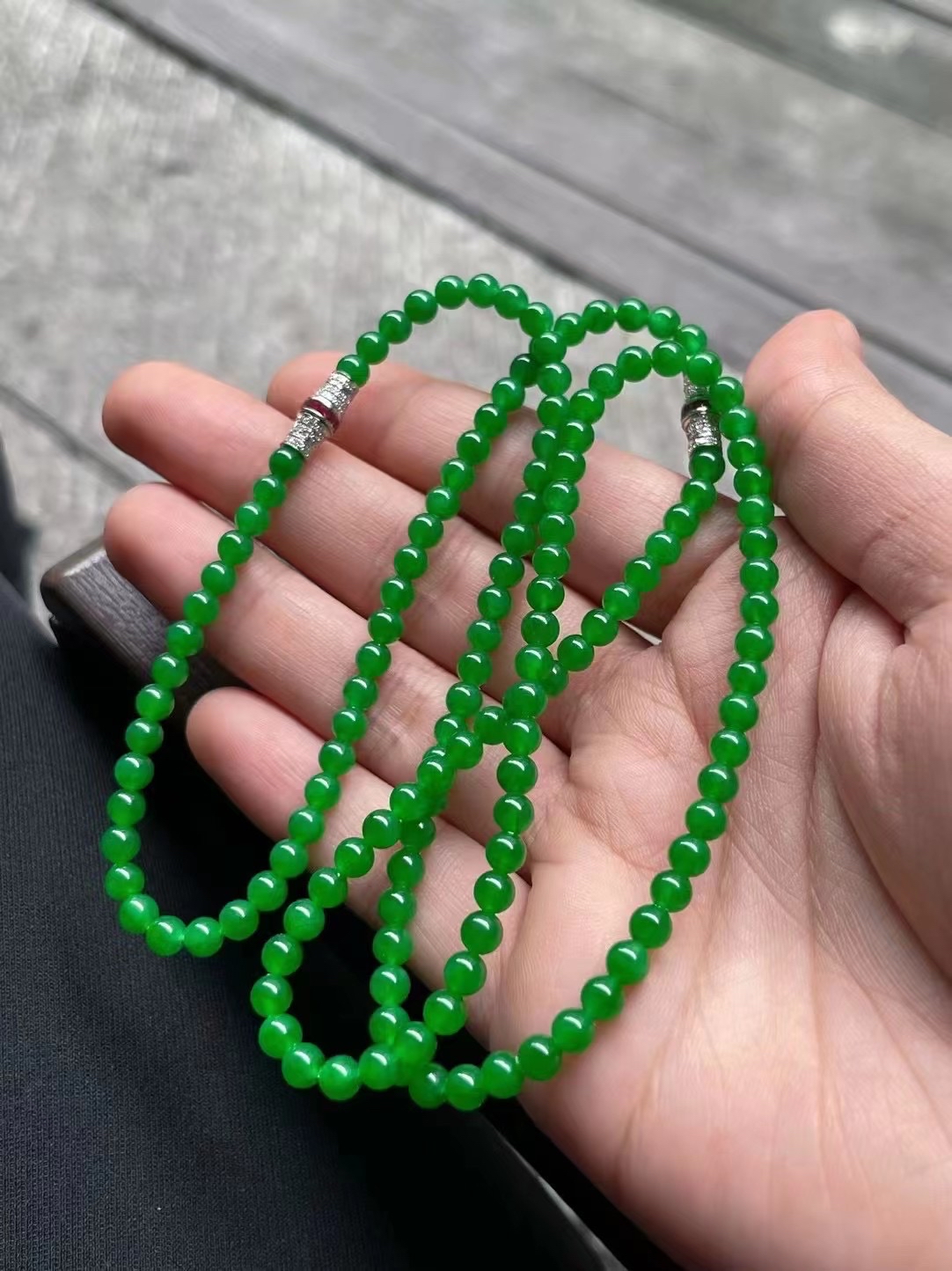 满绿翡翠项链,时尚宠儿百搭款,轻盈精致,上身一抹点缀,种色在线细节可