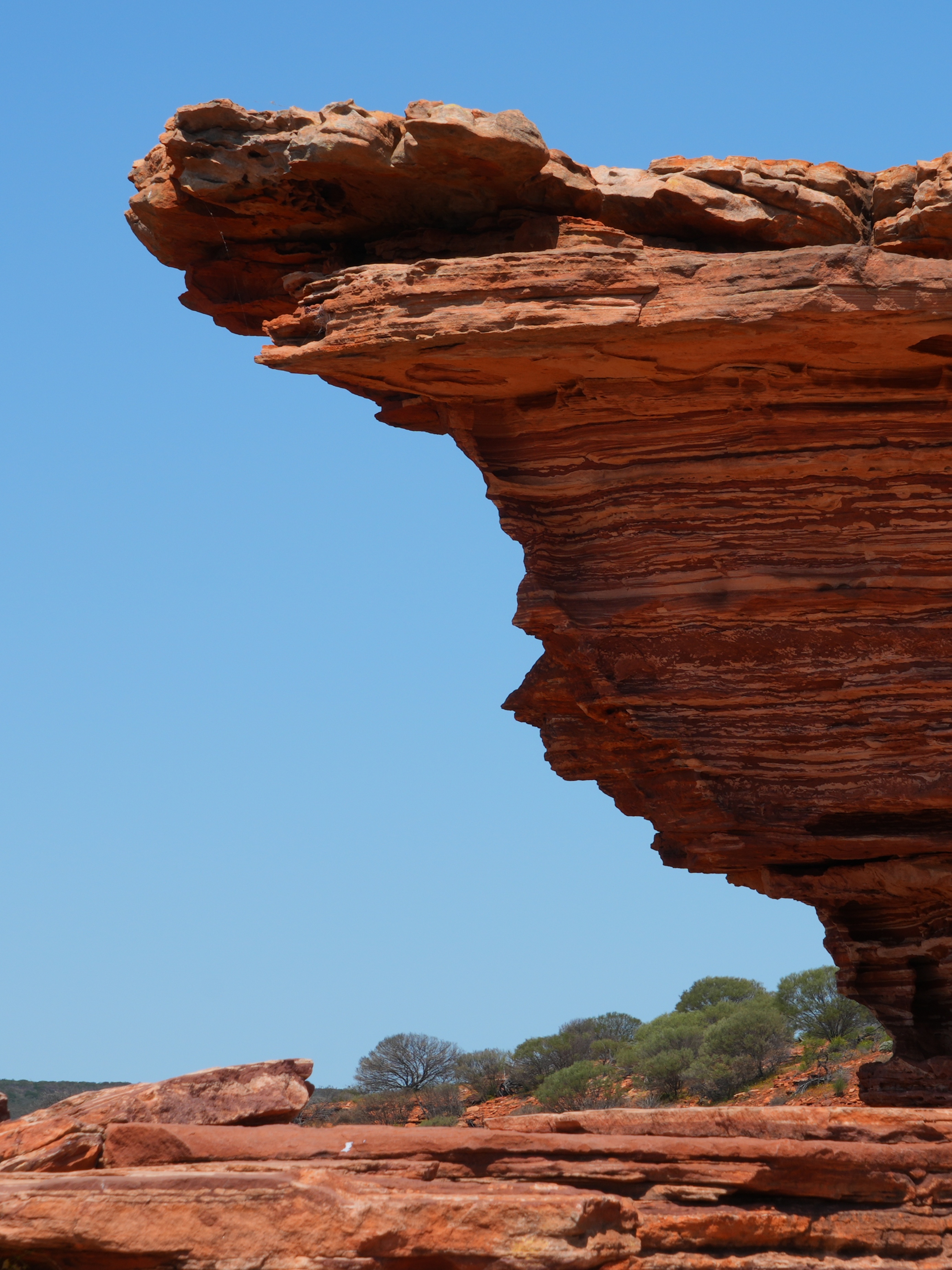 更为震憾的是有一处自然形成的石拱门,像是一扇窗