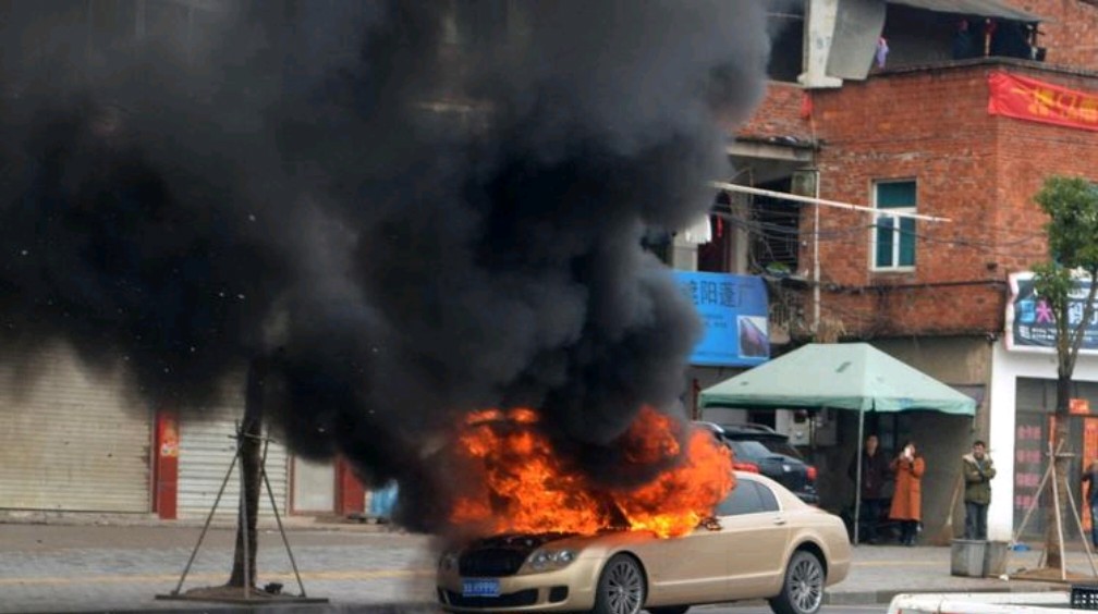 9月23日,河南鹤壁发生了一起婚车宾利在接亲后自燃的事件