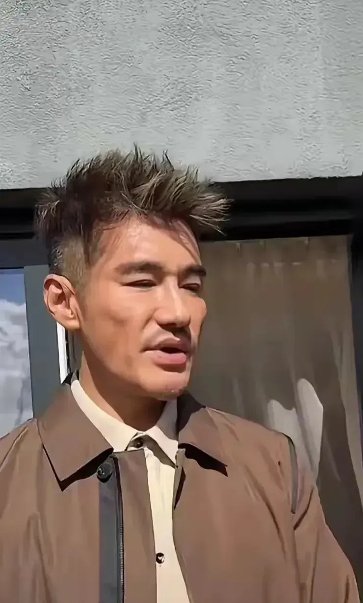 胡兵素颜还抗打吗,我看到是松弛感,这脸没有一点肉,这才叫真实!