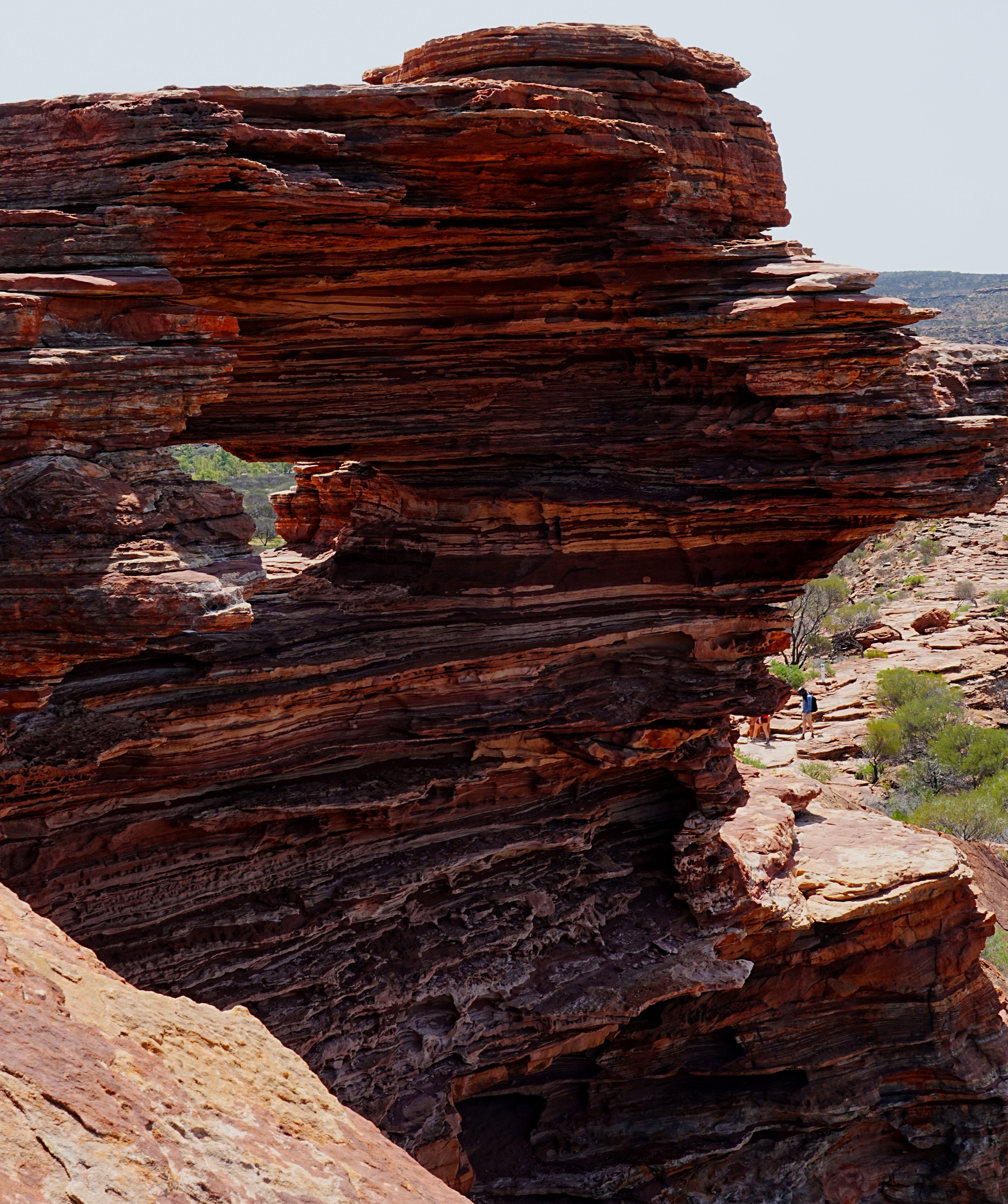 更为震憾的是有一处自然形成的石拱门,像是一扇窗