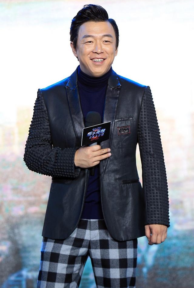 黄渤是一位备受赞誉的演员和主持人,以其高情商和机智的发言而闻. .