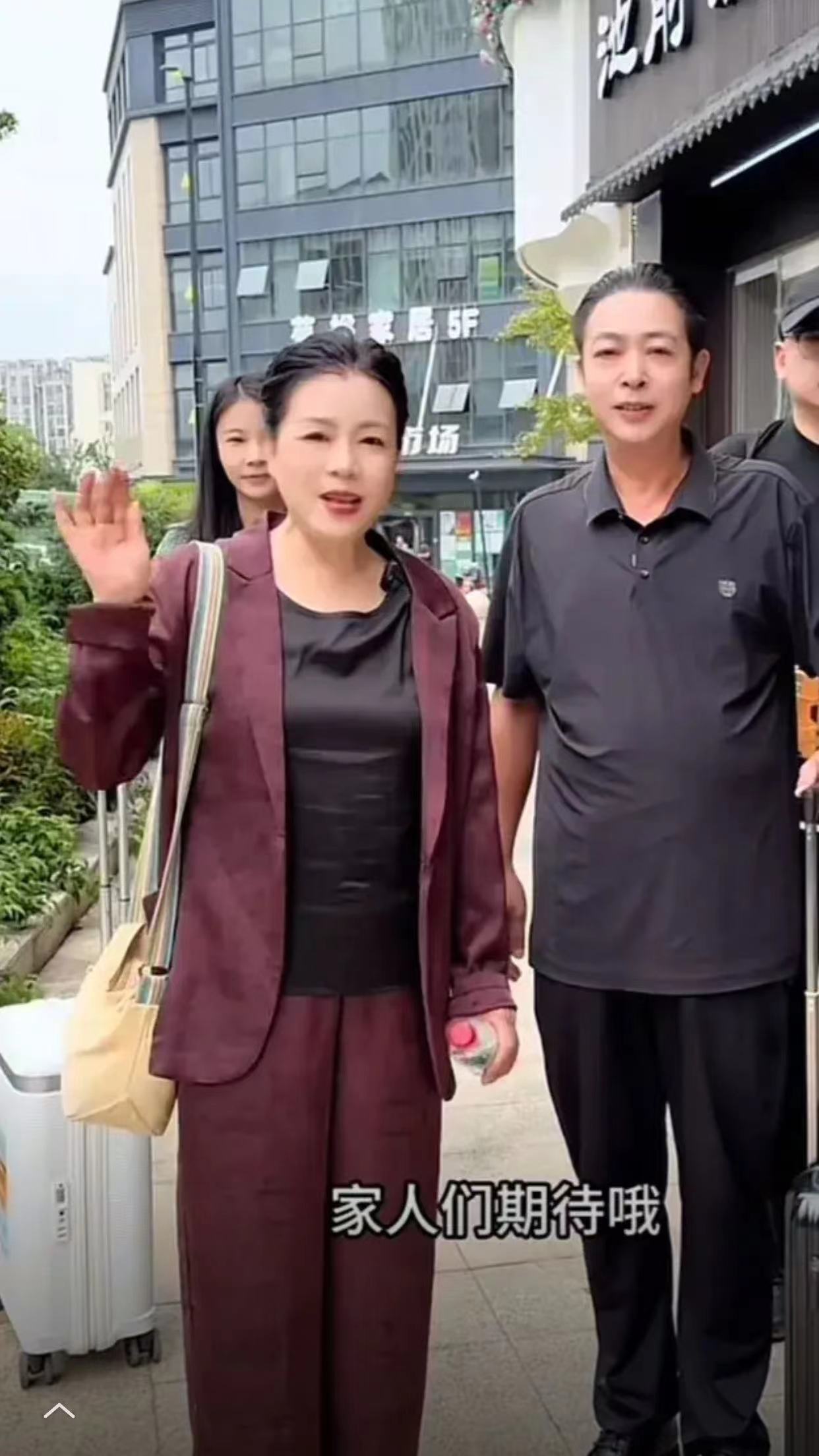 以前许妈把流量都给了她的儿子和媳妇 现在许妈也想开了,可以多淬点