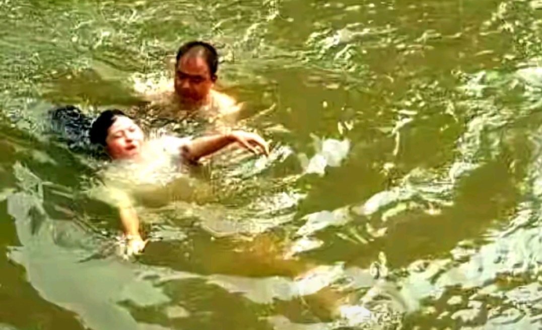 女孩生气的质问大叔!