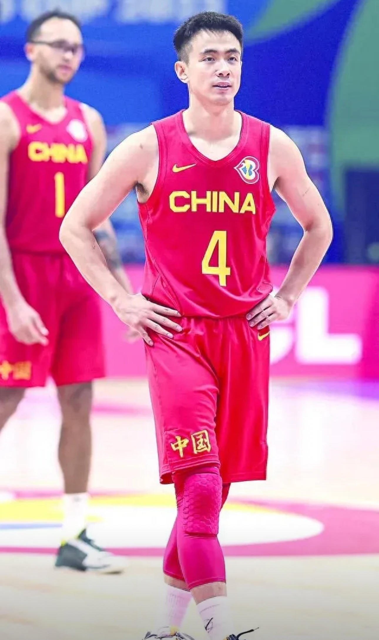 赵继伟现在很尴尬 1去参加国家队吧现在的队长位置被胡明轩顶了而