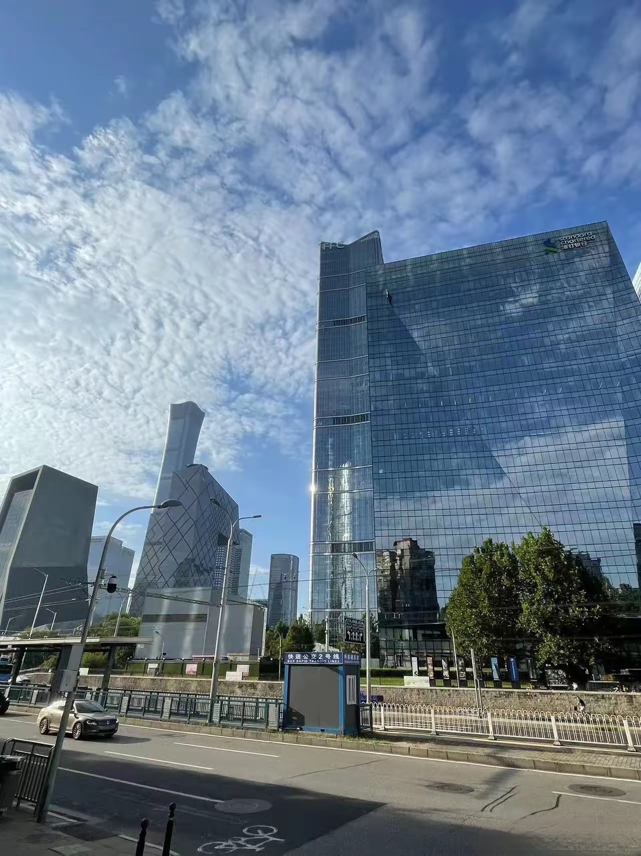 周一中午,女儿打来电话.我刚想午睡,连忙下床,坐到沙发上接了电话