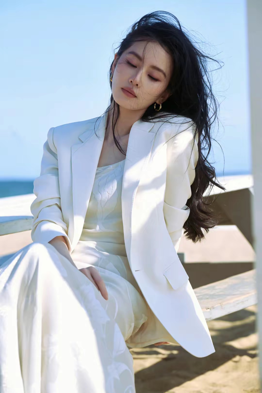 白色深v西装,大波浪卷发好优雅