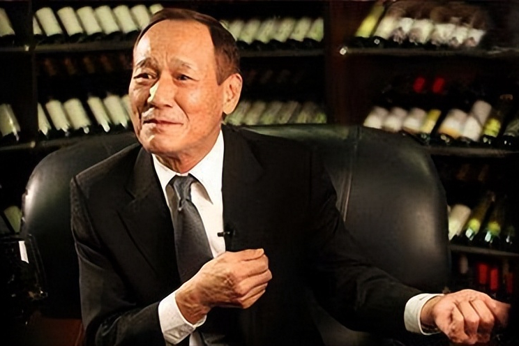 1984年,陈惠敏带着怀孕的妻子去参加宴会,碰见新义安的苏龙,苏龙一脚