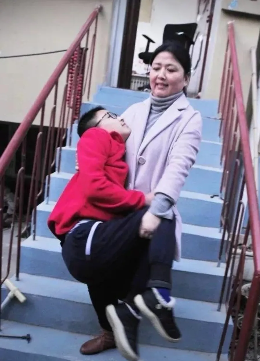 守寡多年的妈妈和儿子相处经验