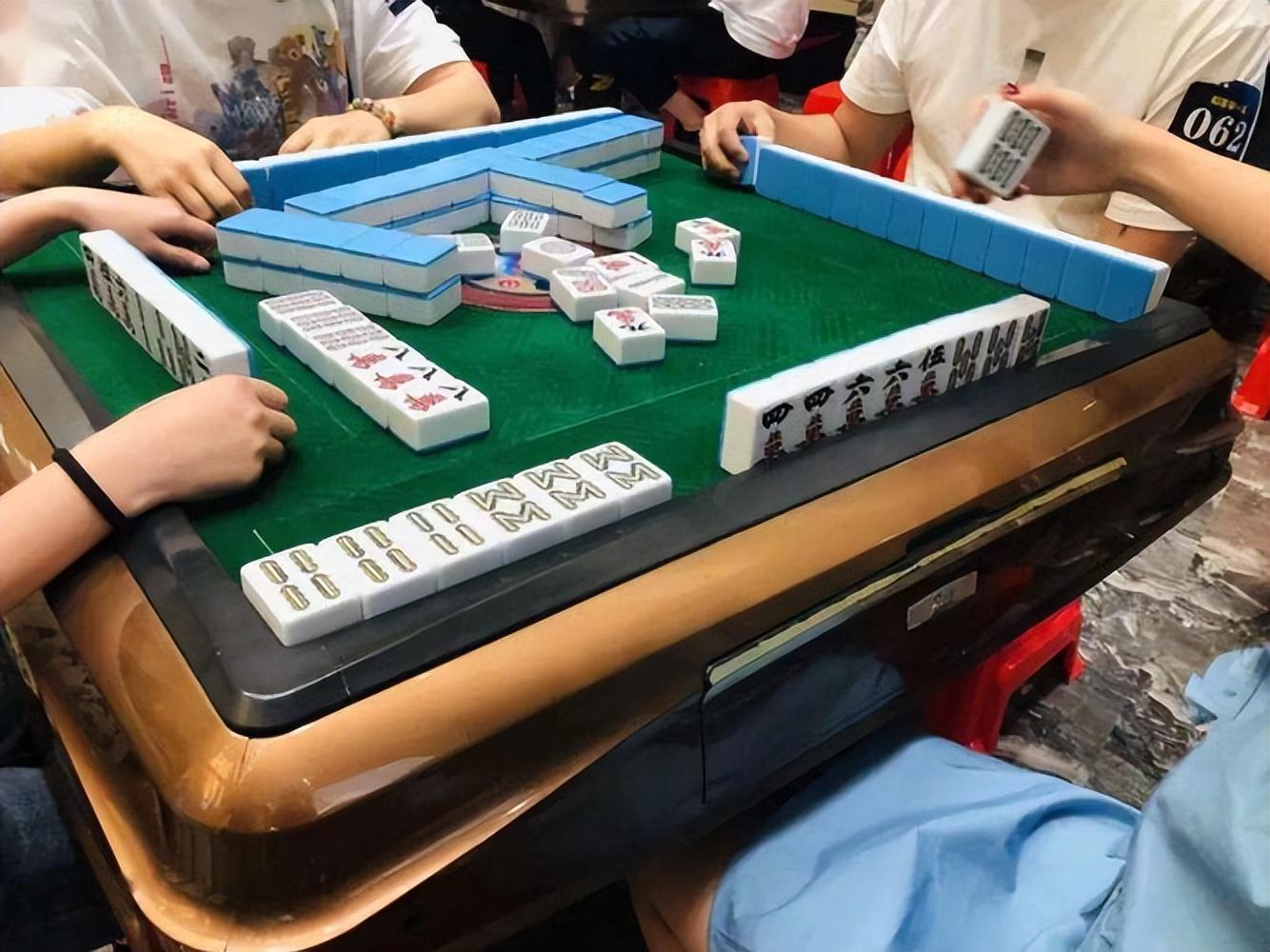 回顾:一妻子每晚都去打麻将,却从来没输过钱,丈夫在地窖找到原因