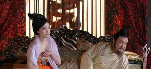 公元617年,酒醒后的李渊发现自己躺在晋阳宫的龙床上,他居然把隋炀帝