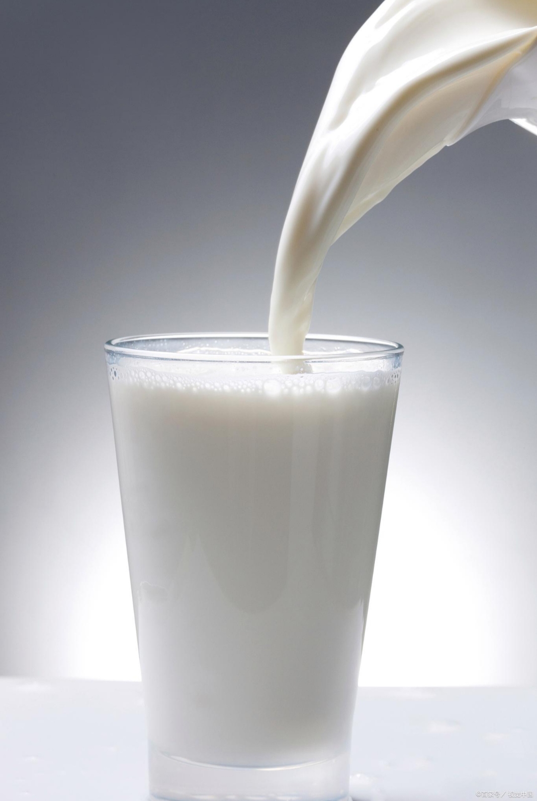 保安铁叉严守,孩子们被迫展示书包,只为一瓶小小的牛奶