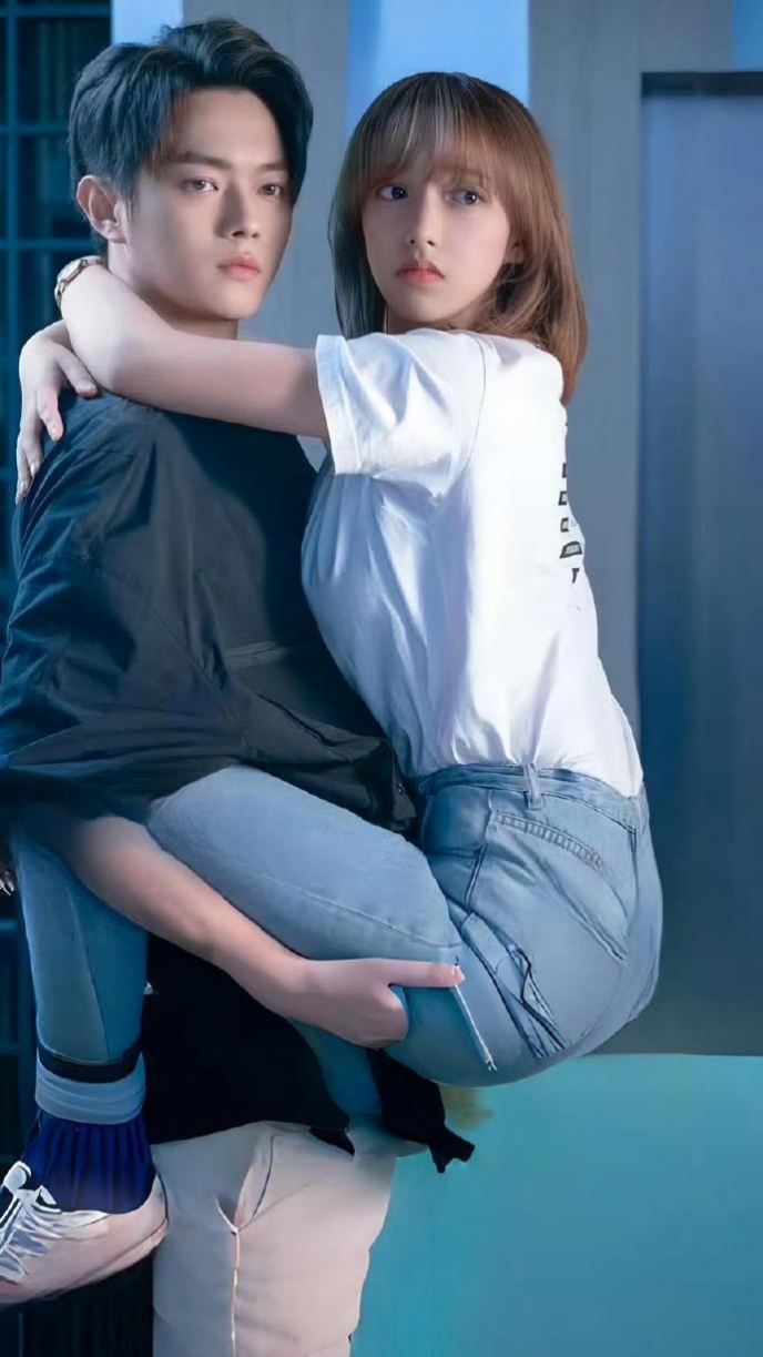 许凯抱程潇看上去很吃力,反观程潇象树袋熊一样挂在许凯身上,看着有点