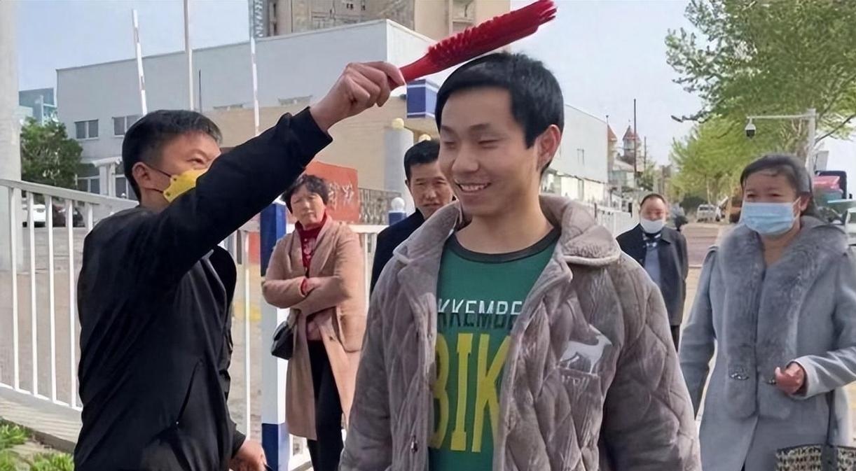 回顾护母儿子刑满出狱,曾问法官:看着母亲受辱,怎么做才是对的 2023年