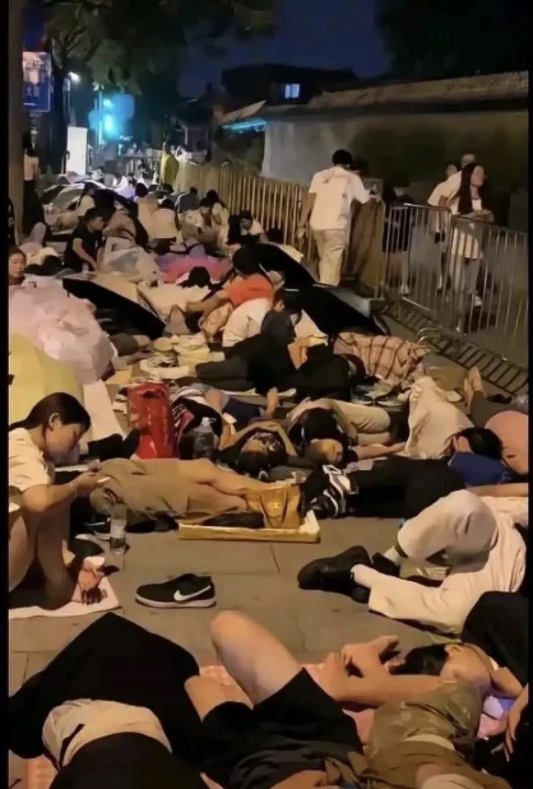 谁说只有美国流浪汉多,中国也有大量的流浪汉,他们无家可归,露宿街头