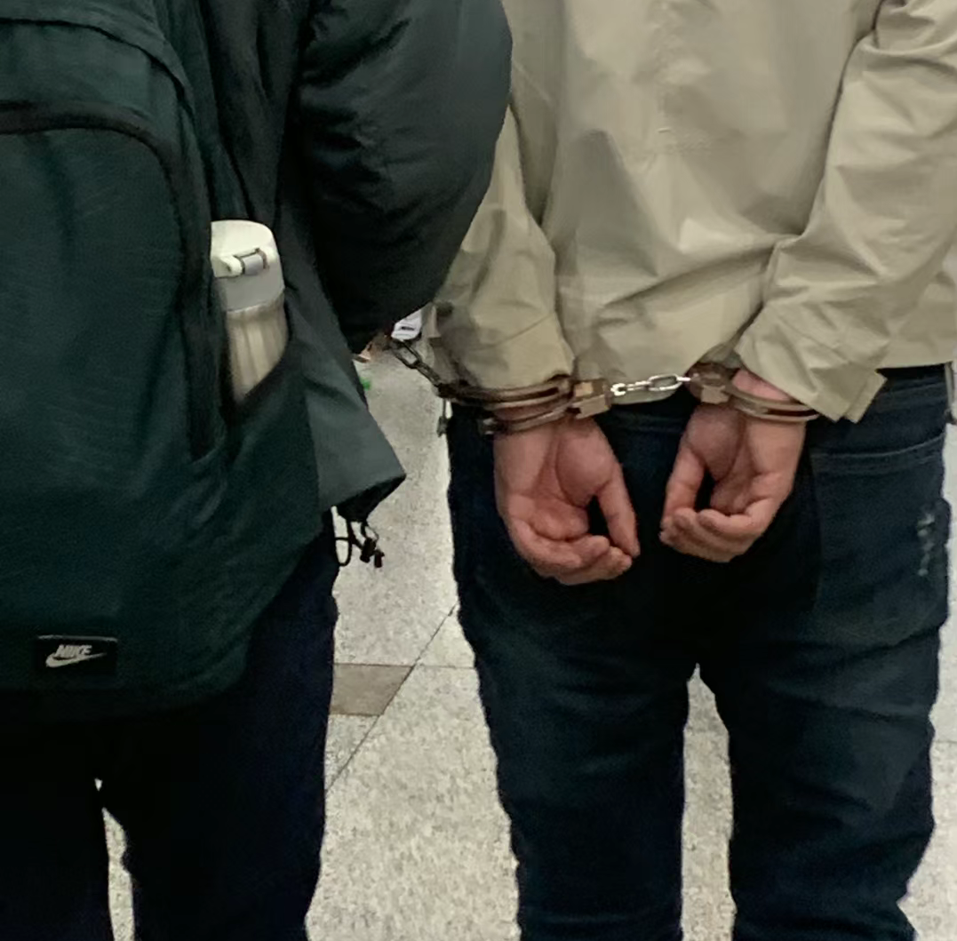昨晚十点半下高铁,出站时竟看到便衣警察带着个戴手铐的人