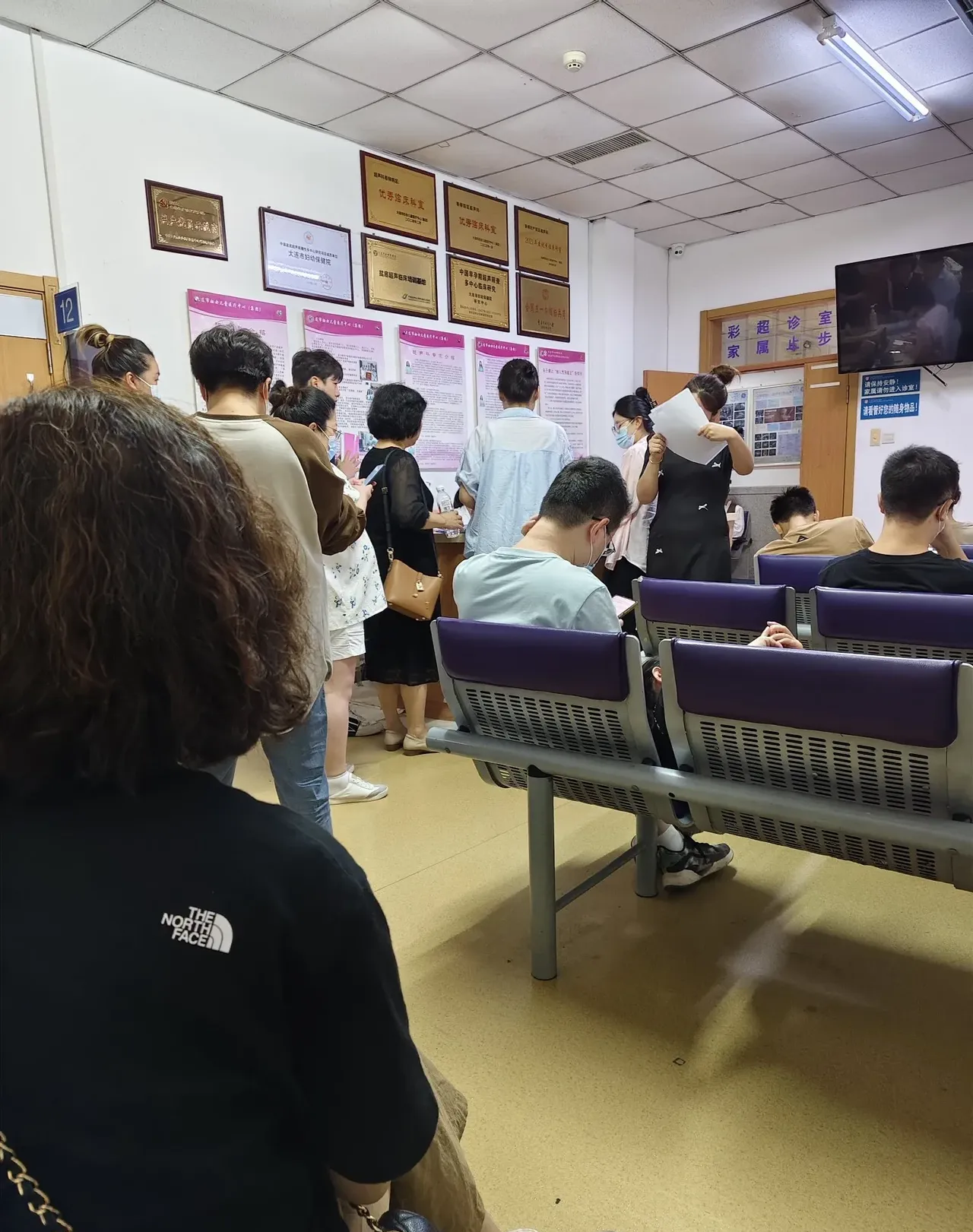 前天去妇产产检,我前面有16个孕妇排着长队去小黑屋