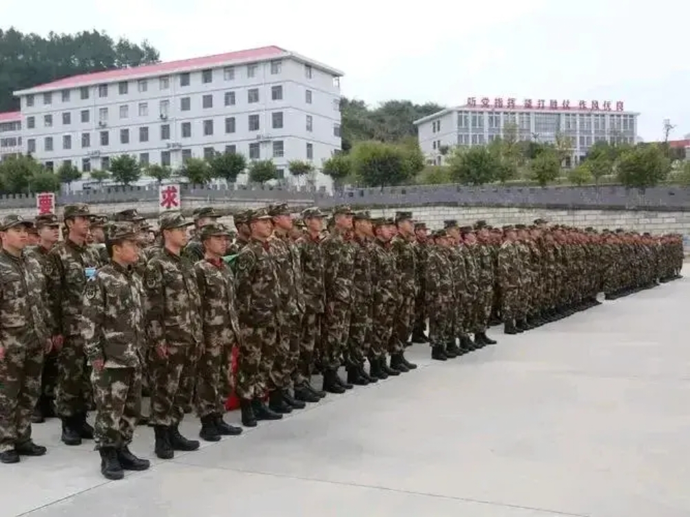 在我们接受三期士官训练的时候,连队里有十几个四期士官.