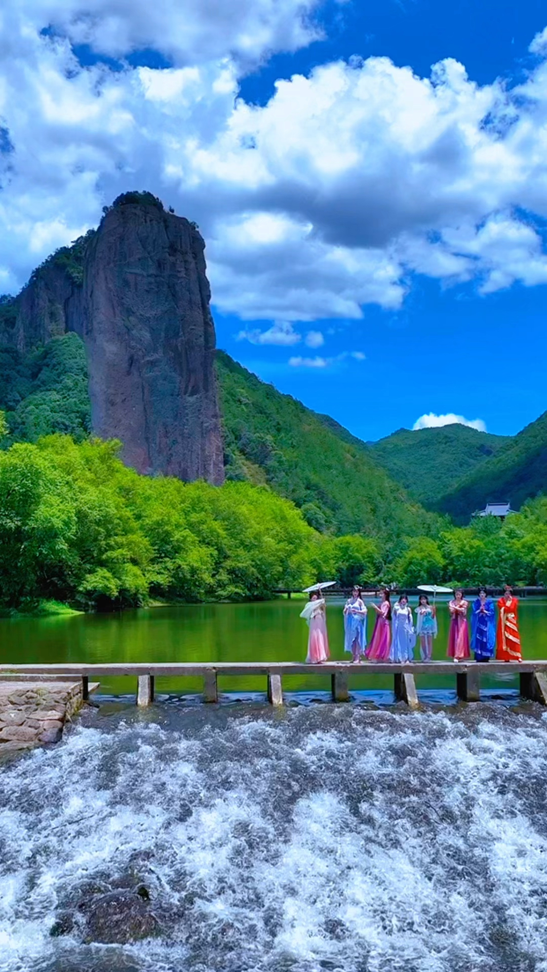 宛如仙境一般,位于浙江省丽水市缙云仙都风景区